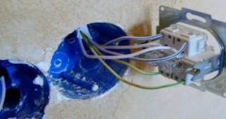 Монтаж проходного выключателя от 580 руб. в Шахтах