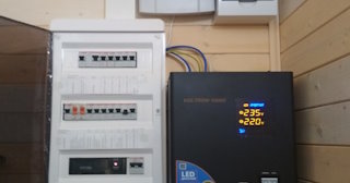 Установка и подключение стабилизаторов напряжения от 580 руб в Шахтах - ЭлектроШхт
